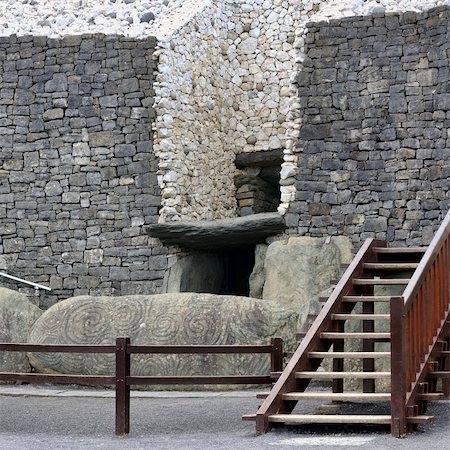 simsearch:400-05287744,k - Newgrange in the Boyne Valley is a 5000 year old Passage Tomb. Co. Meath, Ireland Photographie de stock - Aubaine LD & Abonnement, Code: 400-06141252