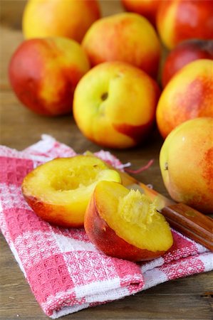 simsearch:400-07675974,k - red ripe peaches on wooden table Stock Photo - Budget Royalty-Free & Subscription, Code: 400-06141958