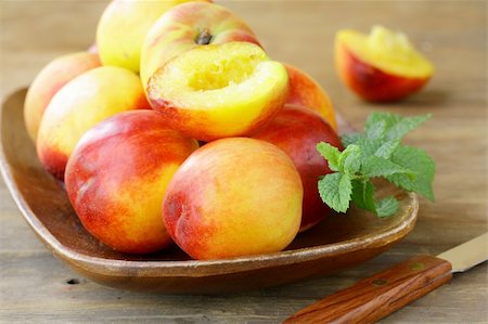simsearch:400-07675974,k - red ripe peaches on wooden table Stock Photo - Budget Royalty-Free & Subscription, Code: 400-06142196