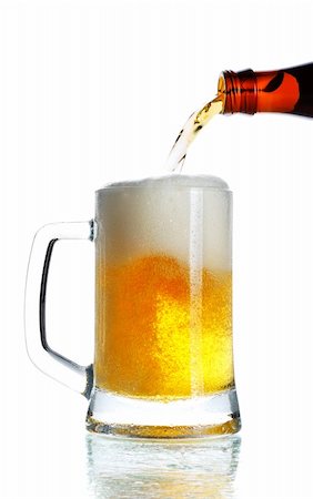 simsearch:400-04644670,k - beer pouring from bottle into mug isolated Fotografie stock - Microstock e Abbonamento, Codice: 400-06142302