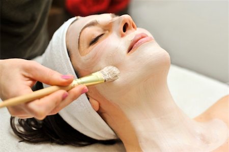 facial mask brush - a woman relaxes as a beautician applies a fask mask during a beauty treatment Stock Photo - Budget Royalty-Free & Subscription, Code: 400-06142606