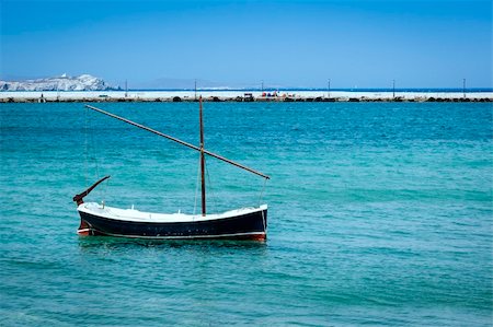 An image of a nice boat at Mykonos Greece Foto de stock - Super Valor sin royalties y Suscripción, Código: 400-06142915