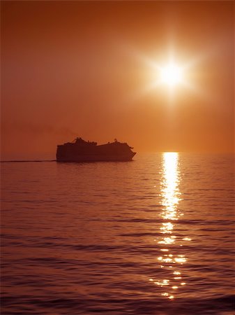 simsearch:400-04718715,k - An image of a cruise ship in the sunset Stockbilder - Microstock & Abonnement, Bildnummer: 400-06143083
