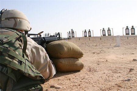 range shooting - A Soldier fires at paper targets in Saudi Arabia.  You can see the spent casing ejecting from the rifle. Foto de stock - Super Valor sin royalties y Suscripción, Código: 400-06143565