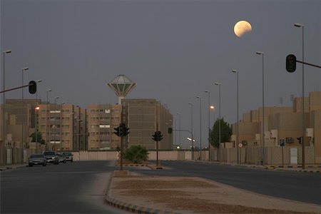 saudi arabia buildings - The moon over a street in Saudi Arabia Foto de stock - Super Valor sin royalties y Suscripción, Código: 400-06143582