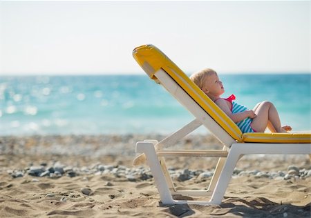 simsearch:400-06174351,k - Baby laying on sunbed on beach Foto de stock - Super Valor sin royalties y Suscripción, Código: 400-06174340