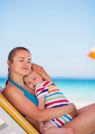 simsearch:400-06639191,k - Mother and baby relaxing on sunbed on beach Stock Photo - Budget Royalty-Free & Subscription, Code: 400-06174351