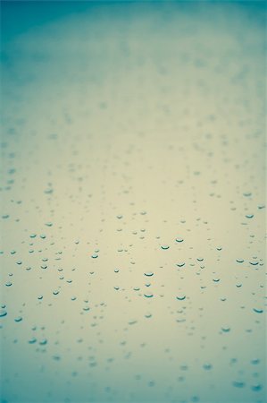 simsearch:400-04617126,k - Rain drops on a window, close-up Fotografie stock - Microstock e Abbonamento, Codice: 400-06175553