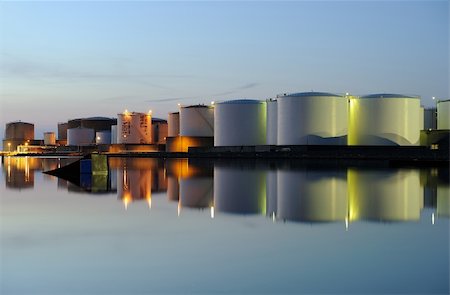 mirroring of oil tank a nice quiet night Stock Photo - Budget Royalty-Free & Subscription, Code: 400-06176317