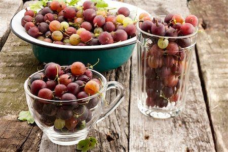 stachelbeere - glass of ripe gooseberry on old wooden plank Photographie de stock - Aubaine LD & Abonnement, Code: 400-06176331