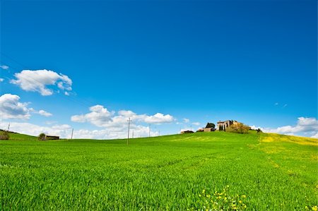 simsearch:400-07305550,k - Farmhouse Surrounded by Sloping Meadows of Tuscany Photographie de stock - Aubaine LD & Abonnement, Code: 400-06177099