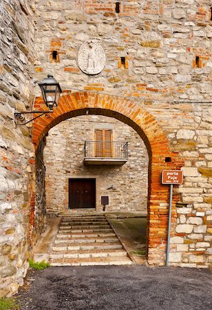 simsearch:400-09274720,k - Narrow Alley of Italian Medieval City Todi Photographie de stock - Aubaine LD & Abonnement, Code: 400-06177118