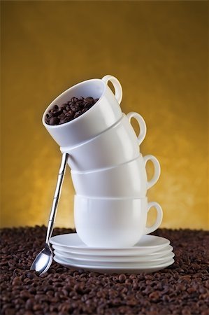 simsearch:628-02615924,k - Coffe cups and beans on yellow background Foto de stock - Royalty-Free Super Valor e Assinatura, Número: 400-06177167