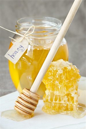 Golden honey and honeycombs on a white board. Foto de stock - Super Valor sin royalties y Suscripción, Código: 400-06177344