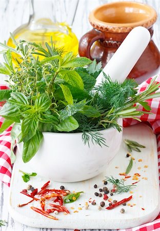 simsearch:6108-06168404,k - Fresh herbs in white ceramic mortar and spices. Stockbilder - Microstock & Abonnement, Bildnummer: 400-06177340