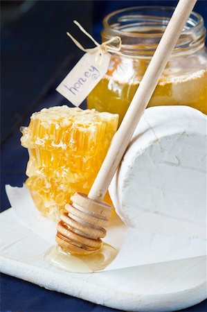 Jar of honey, delicious honeycombs and camembert on a wooden board. Photographie de stock - Aubaine LD & Abonnement, Code: 400-06177343