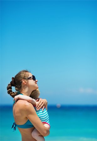 simsearch:400-06174351,k - Mother hugging baby on beach Foto de stock - Super Valor sin royalties y Suscripción, Código: 400-06177557