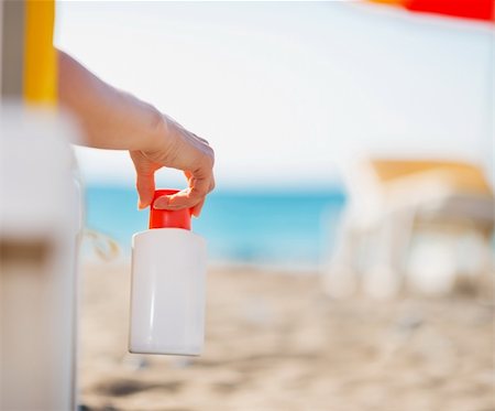 simsearch:400-07426054,k - Closeup on bottle of sun block creme in female hand Photographie de stock - Aubaine LD & Abonnement, Code: 400-06177575