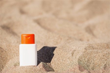 simsearch:400-07426054,k - Bottle of sun block creme on sand Photographie de stock - Aubaine LD & Abonnement, Code: 400-06177570