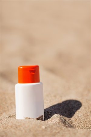 sun care - Bottle of sun block creme on sand Foto de stock - Super Valor sin royalties y Suscripción, Código: 400-06177571