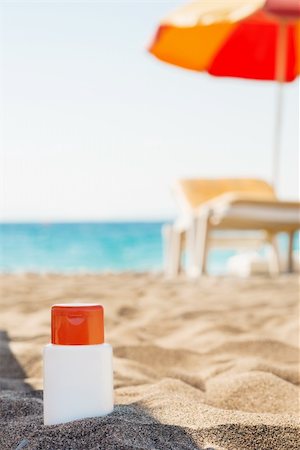 sun care - Bottle of sun block creme in shadow on beach Foto de stock - Super Valor sin royalties y Suscripción, Código: 400-06177572