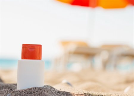 simsearch:400-07426054,k - Bottle of sun block creme in shadow on beach Photographie de stock - Aubaine LD & Abonnement, Code: 400-06177573