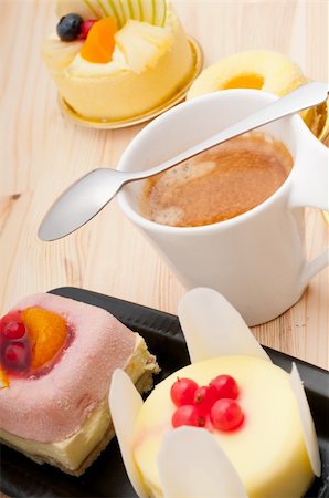 simsearch:400-07308560,k - espresso coffee and  fruit cream cake pastry closeup Foto de stock - Super Valor sin royalties y Suscripción, Código: 400-06177749
