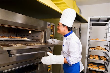 simsearch:400-07615342,k - Male baker checking the bread inside oven Stock Photo - Budget Royalty-Free & Subscription, Code: 400-06178034