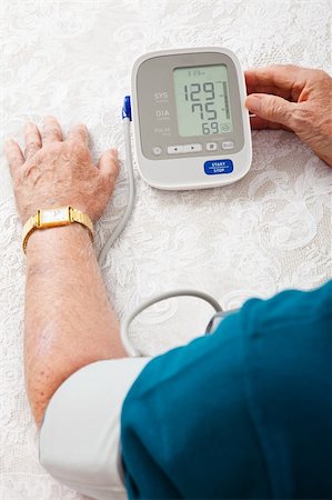 senior blood pressure - Closeup of a senior man's arm hooked up to a home blood pressure machine, showing his results. Foto de stock - Super Valor sin royalties y Suscripción, Código: 400-06178223