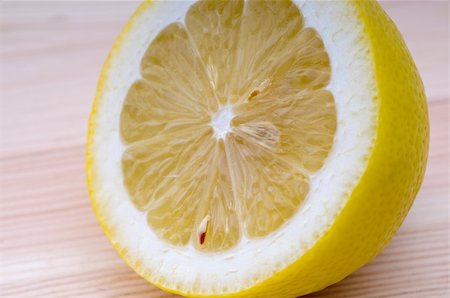 simsearch:400-04423984,k - fresh ripe lemon cutted in half closedup over wood table Foto de stock - Royalty-Free Super Valor e Assinatura, Número: 400-06178577
