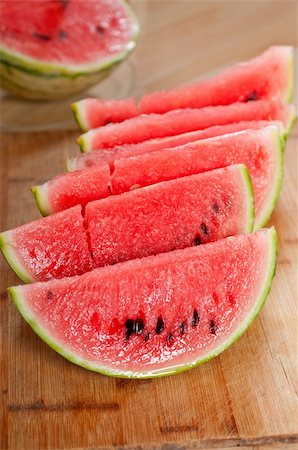 simsearch:400-05886533,k - fresh ripe watermelon sliced on a  wood table Photographie de stock - Aubaine LD & Abonnement, Code: 400-06178584