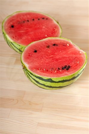 simsearch:400-05886533,k - fresh ripe watermelon sliced on a  wood table Photographie de stock - Aubaine LD & Abonnement, Code: 400-06178583