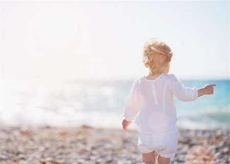 simsearch:400-06639191,k - Baby walking on beach. Rear view Stock Photo - Budget Royalty-Free & Subscription, Code: 400-06178675