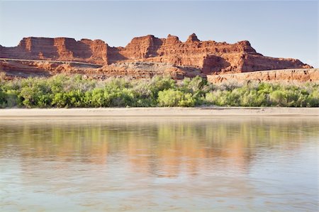 Colorado River in Canyonlands National Park, Utah  - reflections of sandstone cliff in calm water Foto de stock - Royalty-Free Super Valor e Assinatura, Número: 400-06170454