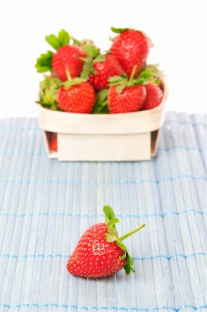 sergioua (artist) - Strawberries in a basket. On a white background. Photographie de stock - Aubaine LD & Abonnement, Code: 400-06172299