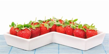 sergioua (artist) - Red Strawberries in a porcelain dish. Closeup. On a white background. Photographie de stock - Aubaine LD & Abonnement, Code: 400-06172703