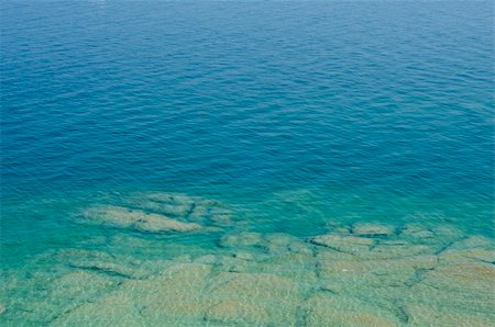 Rippled pattern background of clean and transparent water in Garda Lake, Northern Italy Foto de stock - Super Valor sin royalties y Suscripción, Código: 400-06172853