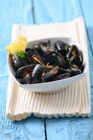 simsearch:400-05939167,k - fresh cooked mussels on a plate Photographie de stock - Aubaine LD & Abonnement, Code: 400-06173270