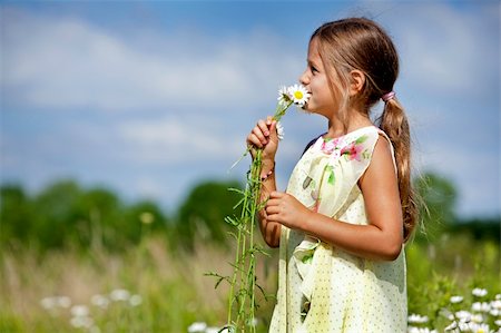 simsearch:400-04204275,k - girl toddler is having fun smelling flower in the summer Foto de stock - Super Valor sin royalties y Suscripción, Código: 400-06173298
