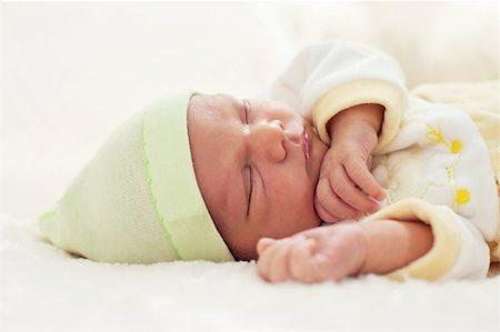 semana - Closeup portrait of a one week old baby boy asleep Foto de stock - Super Valor sin royalties y Suscripción, Código: 400-06173951