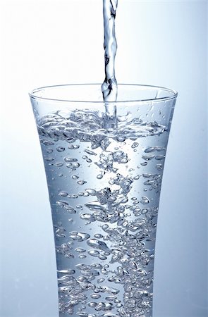 pour clean  water into one glass Photographie de stock - Aubaine LD & Abonnement, Code: 400-06199975