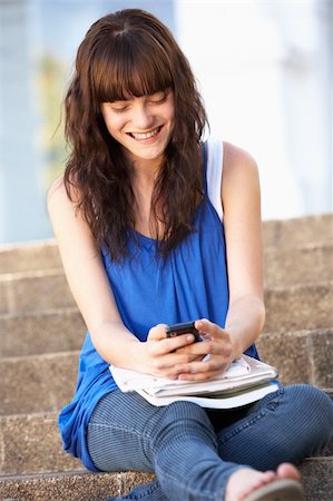 simsearch:400-06204445,k - Teenage Student Sitting Outside On College Steps Using Mobile Phone Foto de stock - Royalty-Free Super Valor e Assinatura, Número: 400-06204167