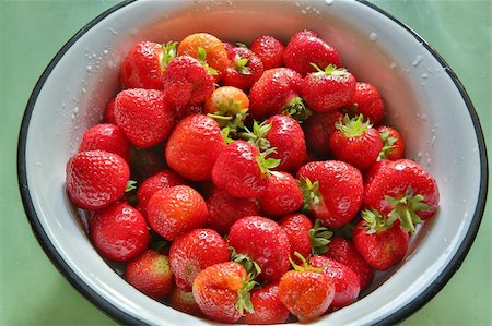 Fresh strawberries in round metal bowl Photographie de stock - Aubaine LD & Abonnement, Code: 400-06205385