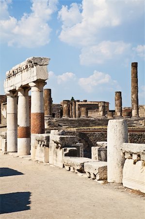 Detail of Pompeii site. The city of was destroyed and completely buried during a long catastrophic eruption of the volcano Mount Vesuvius Photographie de stock - Aubaine LD & Abonnement, Code: 400-06205883