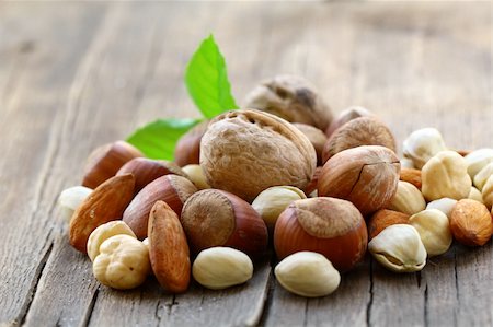 mix nuts - walnuts, hazelnuts, almonds on a wooden table Foto de stock - Super Valor sin royalties y Suscripción, Código: 400-06206836