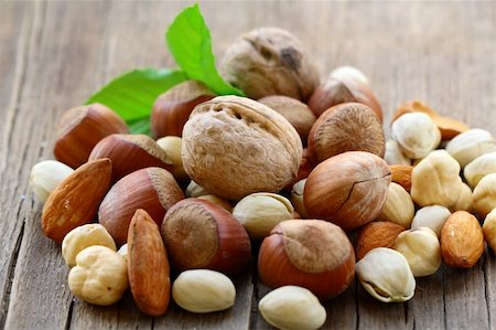 mix nuts - walnuts, hazelnuts, almonds on a wooden table Foto de stock - Super Valor sin royalties y Suscripción, Código: 400-06207144