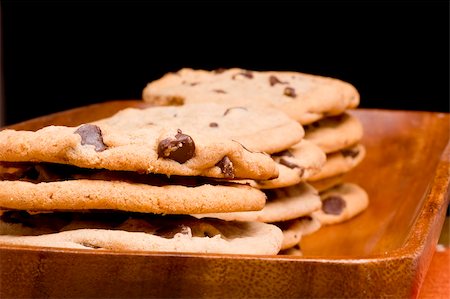 simsearch:400-04637126,k - Close-up photograph of chocolate chip cookies on a wooden plate. Stockbilder - Microstock & Abonnement, Bildnummer: 400-06207970