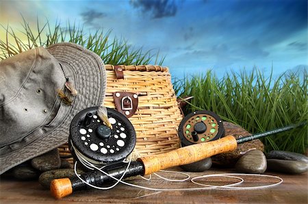 simsearch:400-04626679,k - Fly fishing equipment with hat on wooden dock in grass Foto de stock - Super Valor sin royalties y Suscripción, Código: 400-06208124