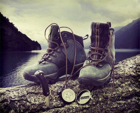 sandralise (artist) - Hiking boots with compass on tree trunk near lake Foto de stock - Super Valor sin royalties y Suscripción, Código: 400-06208128