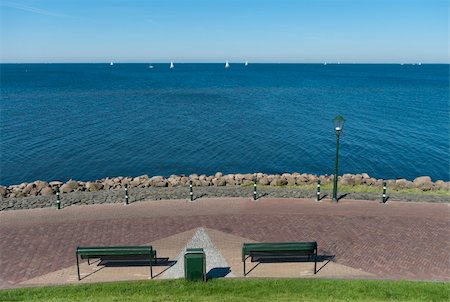 two empty benches in front of a large lake in the Netherlands Foto de stock - Super Valor sin royalties y Suscripción, Código: 400-06201625